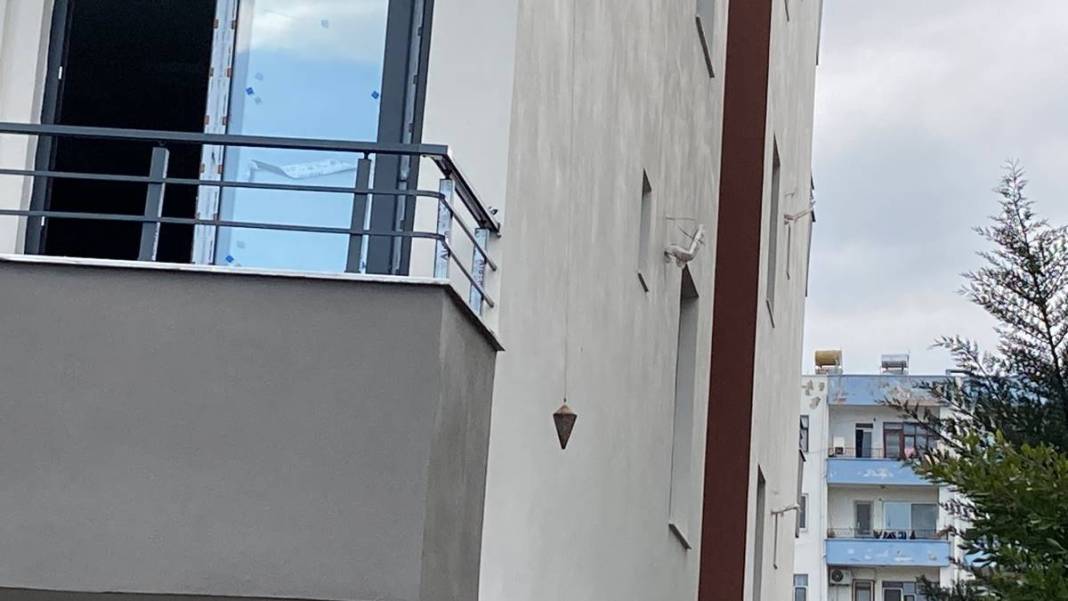 Sıfır bina yan yattı: İnşaatı yaparken zemini kontrol eden olmadı mı! Korkutan manzara 7